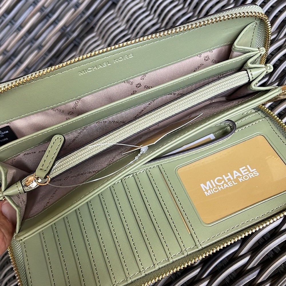 Michael Kors Jet Set Travel Large Travel CONTINENTAL
Light Sage - Picture 8 of 16
